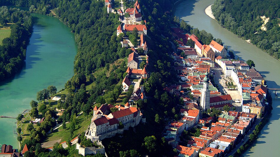 Das Stadtmuseum Burghausen thront imposant auf einem Bergrücken.