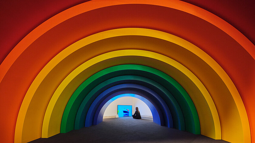Großer Regenbogen als Skulptur in der Ausstellung