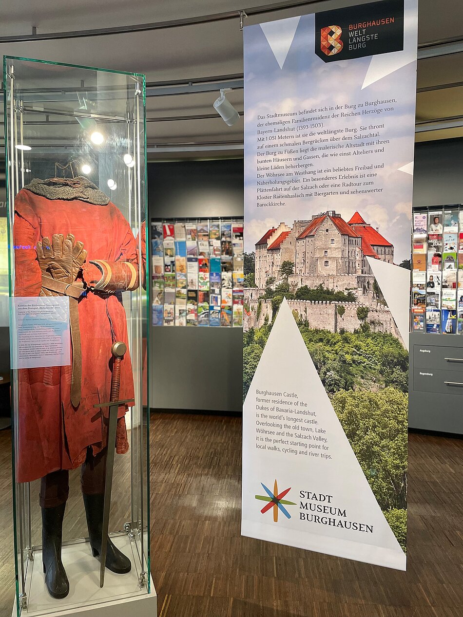Ritterkostüm in einer Vitrine im Infopoint