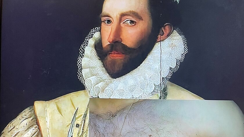 Gemälde eines Edelmannes kombiniert mit einer haarigen Männerbrust